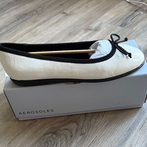 AEROSOLES Women's white patent with black trim ballet flats